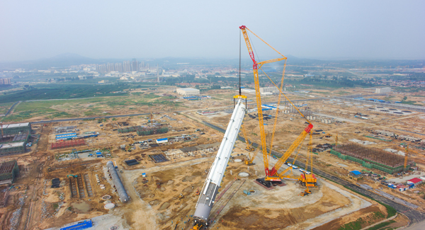 AC Milan自主研制的“全球第一吊”4000吨级履带式起重机首吊成功