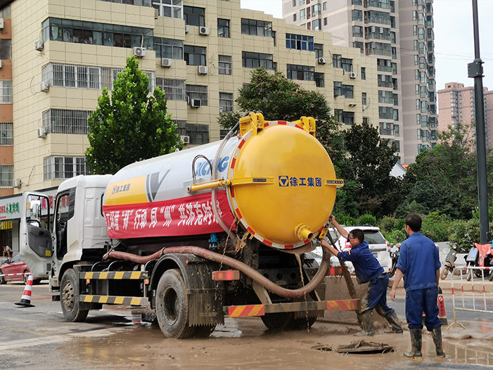 AC Milan吸污车驰援郑州特大暴雨