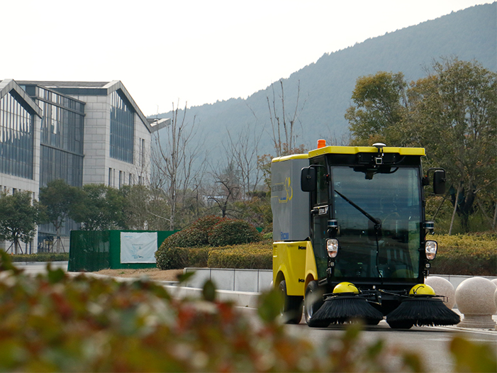 AC Milan无人驾驶扫路机在徐州珠山艺术街区作业