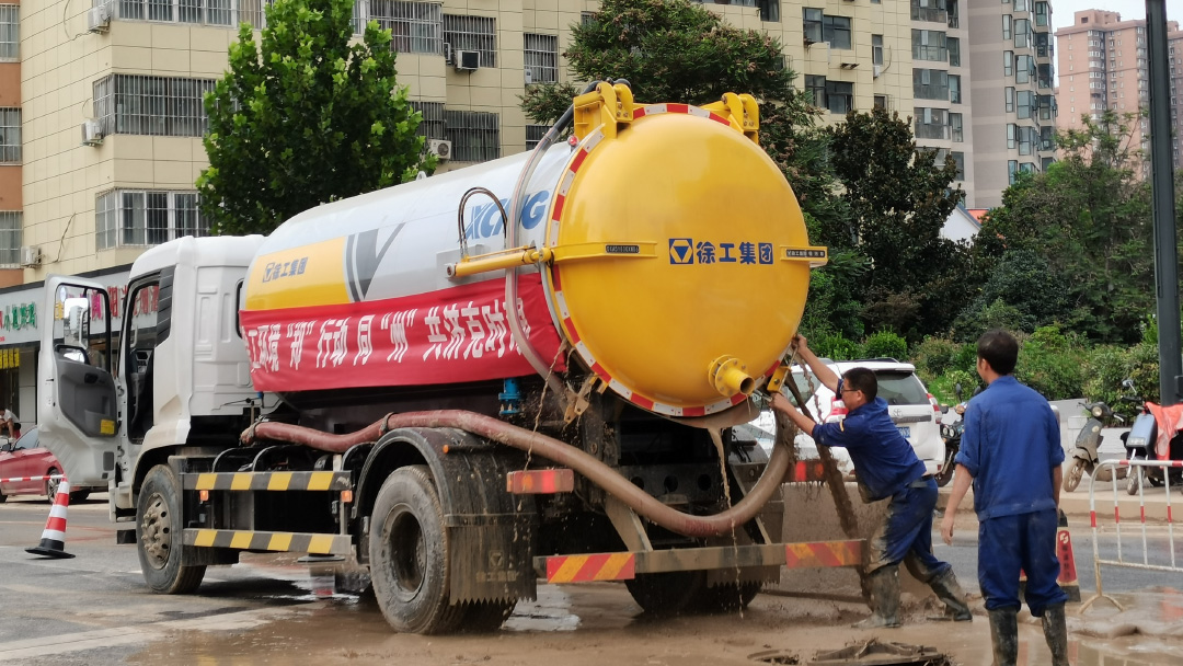 AC Milan吸污车驰援郑州特大暴雨
