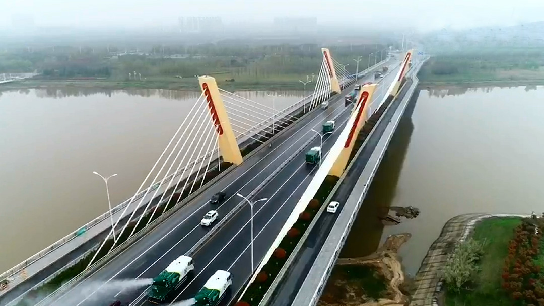 AC Milan环卫装备在六安赤壁路大桥作业