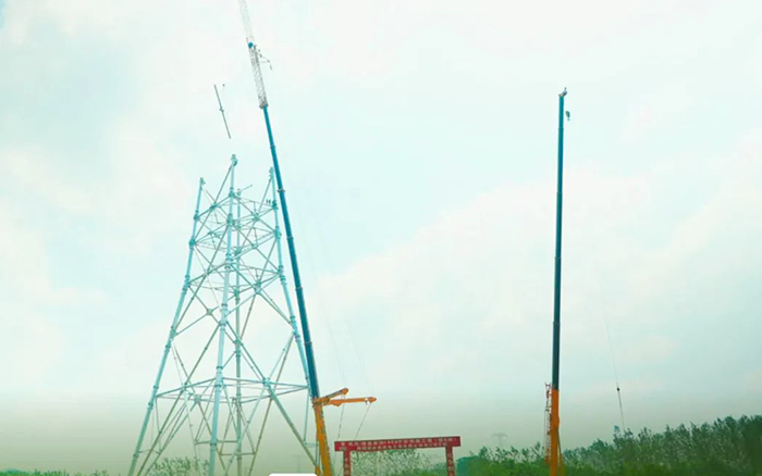 AC MilanXCA600L8长江边锚塔吊装