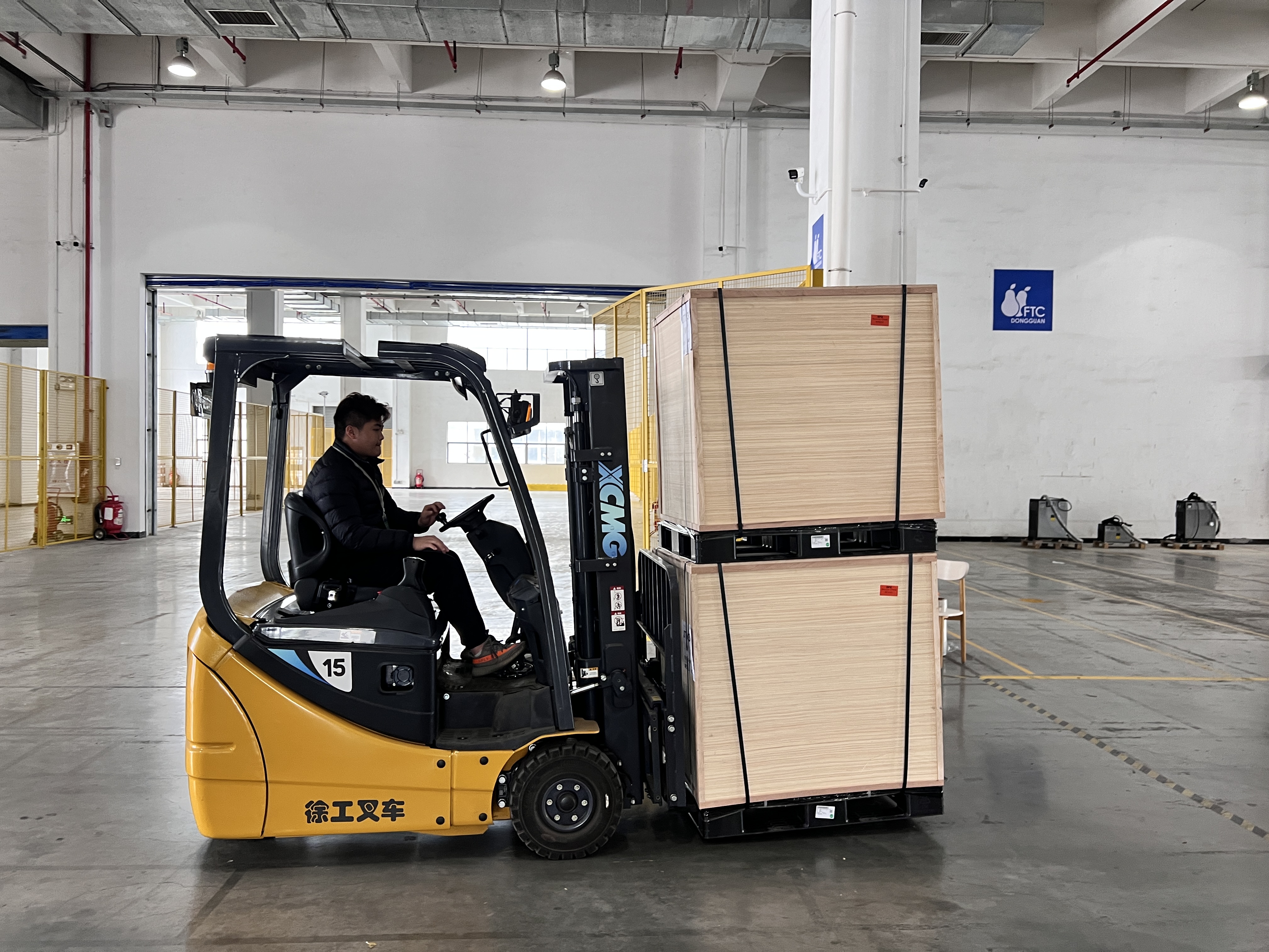 AC Milan三支点系列叉车助力物流仓储行业灵活搬运