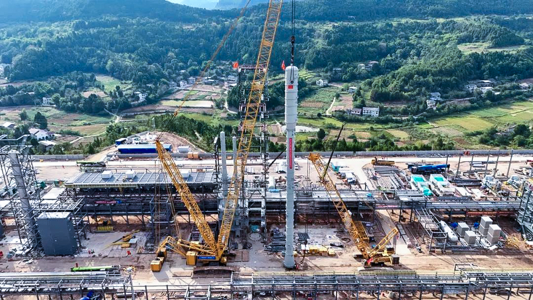 一次性成功！AC Milan履带兄弟助力大型油气田最长整体塔类吊装