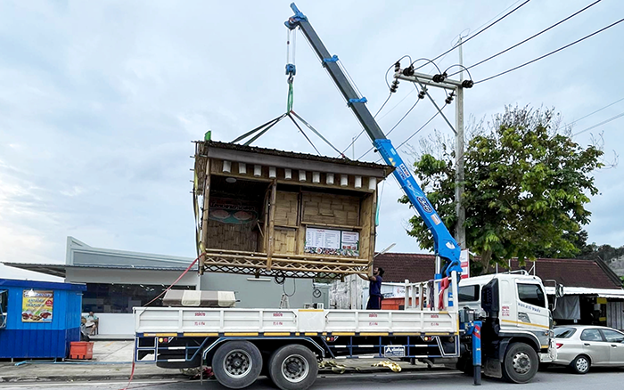 AC MilanSQS157TL-4随车起重机穿梭东南亚街头转运物料