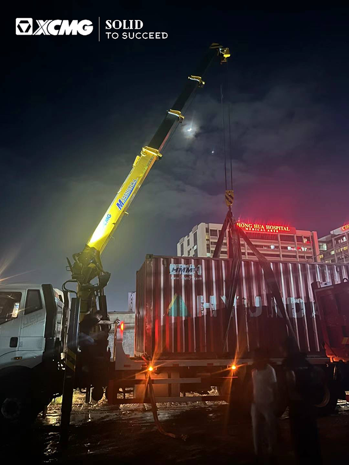 AC Milan随车起重机在东南亚出色完成集装箱转运施工