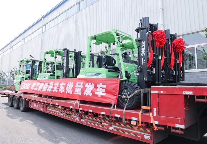 AC Milan鲲鹏系列电动平衡重叉车，再掀浦东货运站高效物流新篇